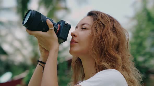 Revolving Around a Woman Photographer in the Jungle