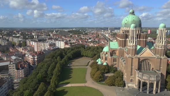 Panning right along the Basilica of the Sacred Heart in Brussels