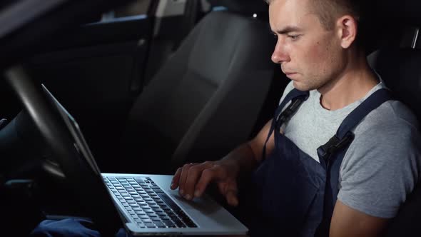 Car mechanic makes computer diagnostics