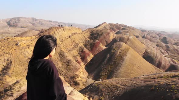 Tourist Girl Enjoy Landscape (Dlog)