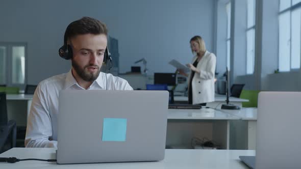 Close p View of Company Worker That Chat Online