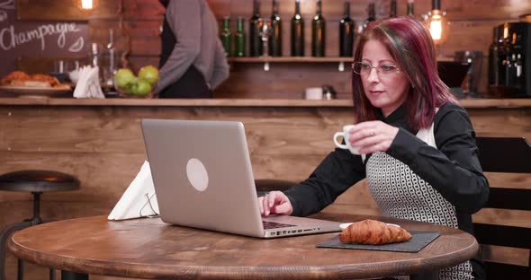 Paying for Coffee Using a Contactless Credit Card