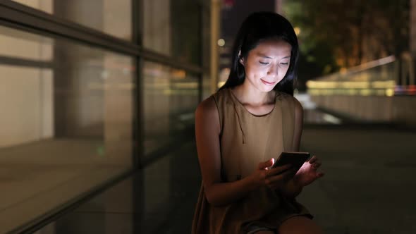 Asian woman use of cellphone in the city