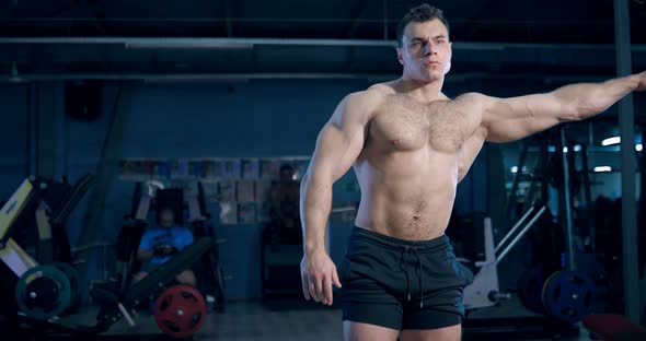 Bodybuilder Comes to the Simulator and Does the Exercise in the Gym