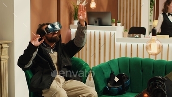 Traveler uses virtual reality technology