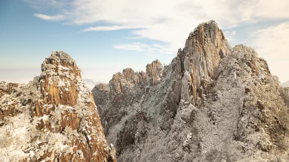 Time lapse fog surrounding the Yellow Mountains (Huangshan) in China