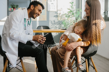 The pediatrician establishes contact, trust and good relations with the child.