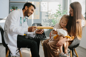 The pediatrician establishes contact, trust and good relations with the child.