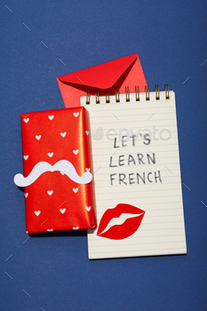 Notepad with the message of learning the French language.