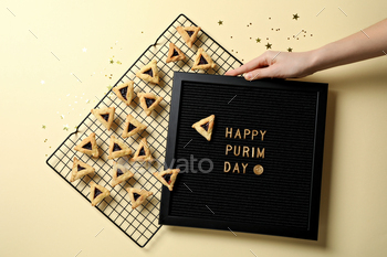 Board with the message: "Happy Purim Day"