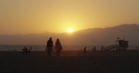 Contre jour of tourists on the beach