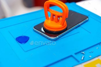 Suction cup pressing the screen of mobile to attach it