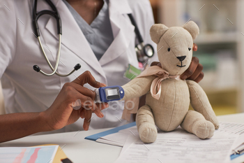 Toy bear with pulse oximeter