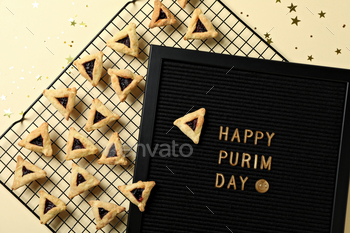 Board with the message: "Happy Purim Day"