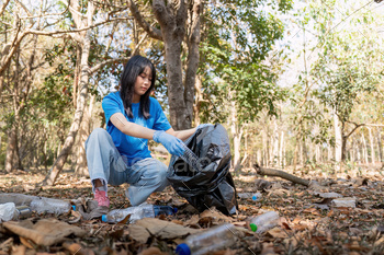 Separating waste to freshen the problem of environmental pollution and global warming, plastic