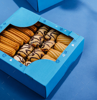 crumbly cookies in blue boxes