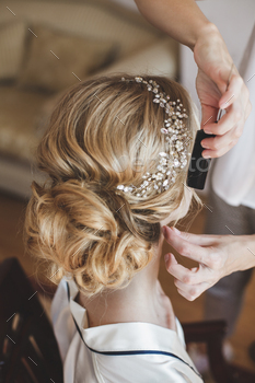 Stylist makes hair the bride