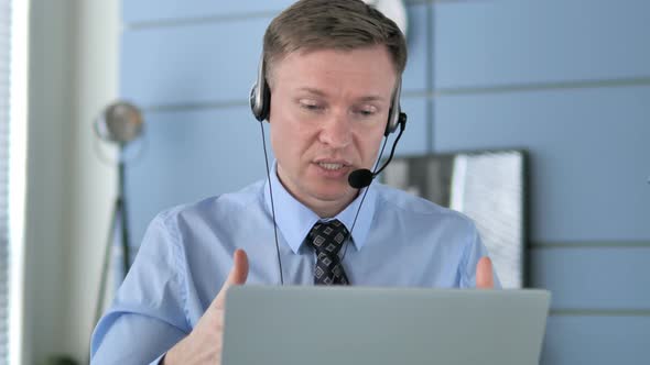 Call Center Service, Talking with Customer