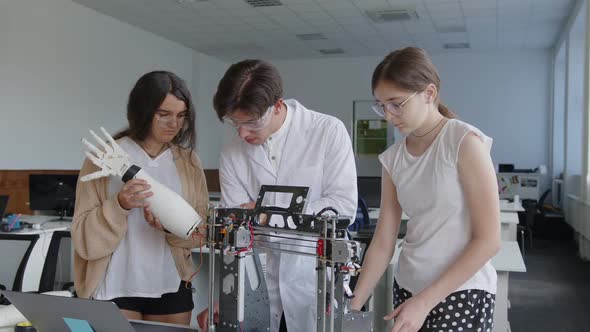 Explanation of a Teacher to the School Girls 3D Printer