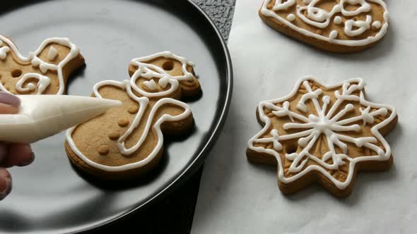 Decorating Holiday Gingerbread Cookie