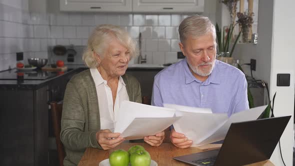 Elderly Spouses Pay Online Bills and Utilities