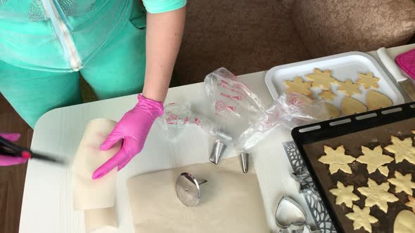 Woman Prepares Marshmallow Sandwiches. Prepares The Tools For The Marshmallow.