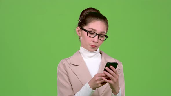 Business Lady in a Message on the Phone To Her Friend. Green Screen. Slow Motion