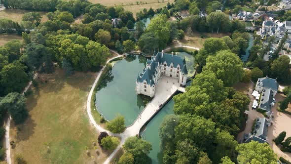 The Château d'Azay-le-Rideau was built on an island in the Indre River under the patronage of King F