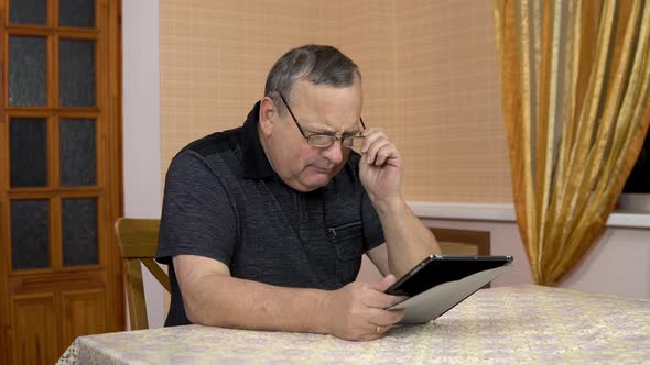 A Man Uses a Tablet for the First Time, An Old Man Is Having Difficulty Using a Tablet
