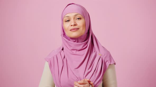 Middle Aged Muslim Woman in Traditional Headscarf Looking at Camera with Evaluation and Saying WOW