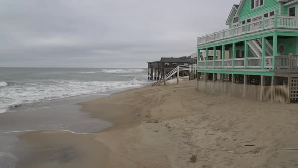 Ocean front houses face rising sea levels