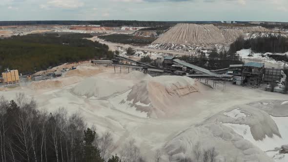 Stone Crusher (Rock Stone Crushing Machine) at Open Pit Mining and Processing Plant for Crushed