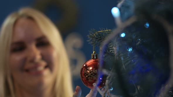 Cheerful Family Hanging Ornamental Bauble