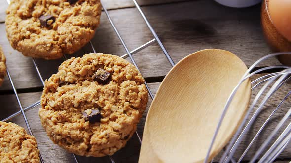 Fresh baked cookies kept over a cooling rack 4k