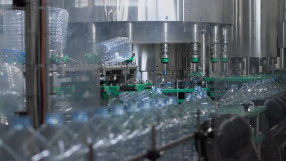 Automatic bottle rinsing, filling and capping machine