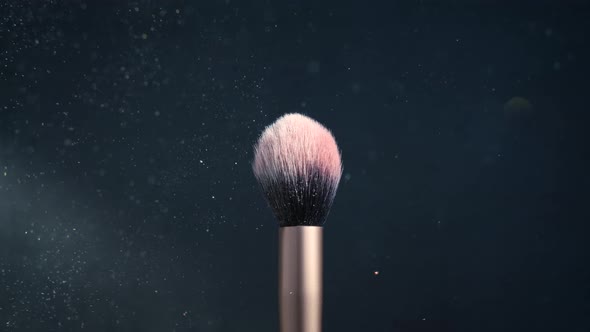 Makeup brush with a highlighter that effectively spreads in different directions.