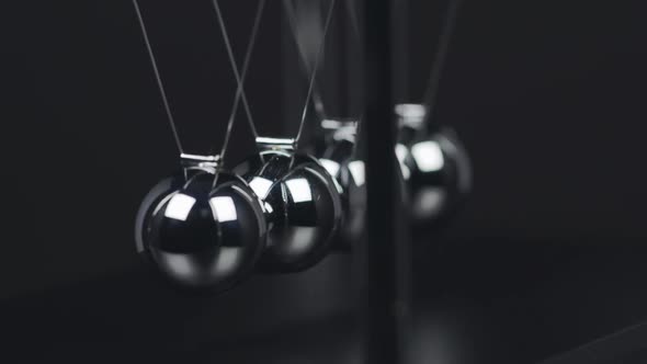 Slow Motion Newtons Cradle alt