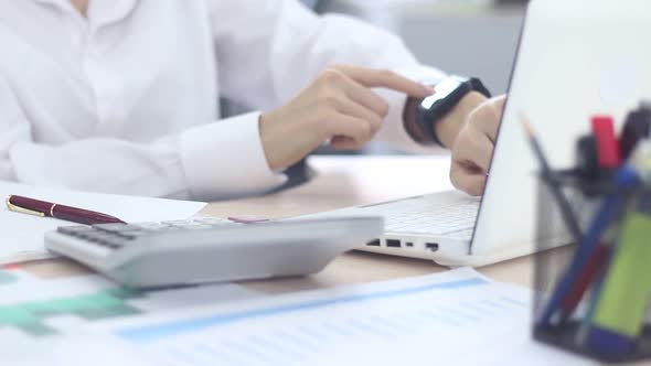 Business Woman Working In The Office Using Modern