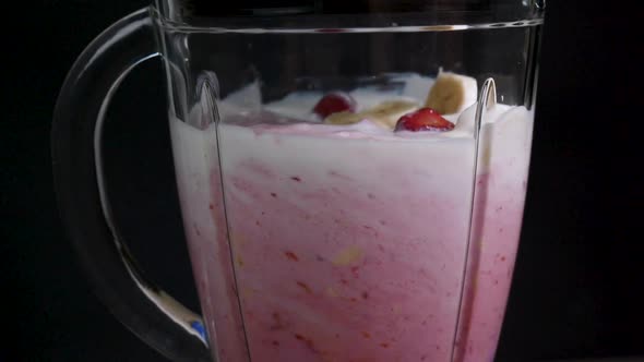 Making a Healthy Raw Vegan Strawberry Banana Smoothie