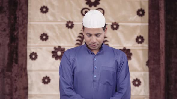 Muslim man doing Ramadan rituals