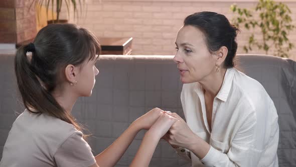 Hold hands at psychological meeting