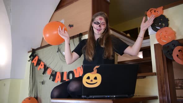 A girl saying Happy Halloween, congratulates her friends and family on Halloween on video call