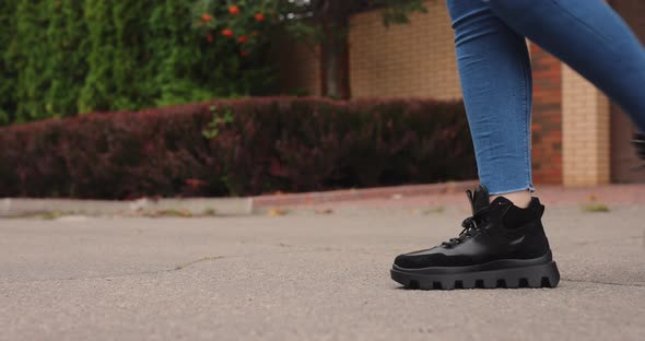 Women's Boots Go on the Street