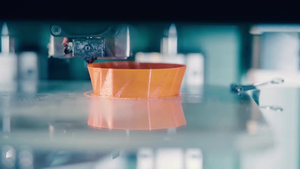 Throat of a Vase Is Getting Made By 3D-printer