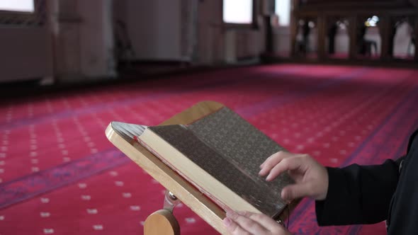 Alqur'an On Wooden Holder