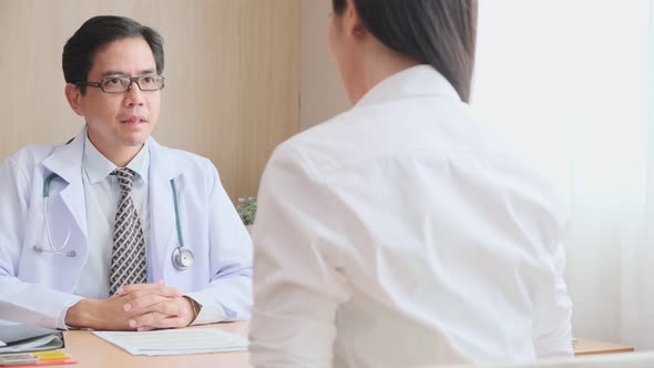 asian female patients consulting with Experting Asian male medical doctor