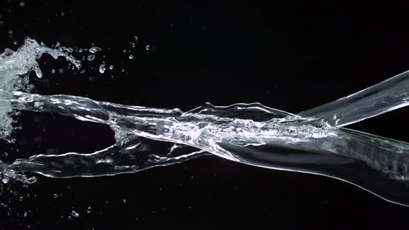 Pouring water and making splashes, Slow Motion alt