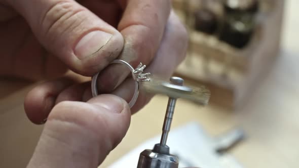 Using Jewelry Polisher