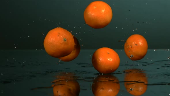 Bouncing fruit in ultra slow motion 