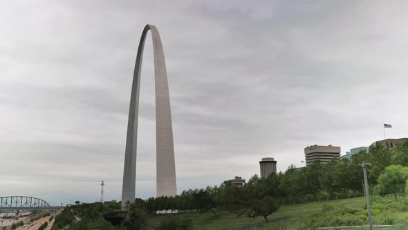 Static time lapse of Saint Louis Arch on cloudy day near river